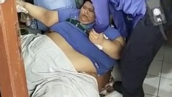 Having 300 Kg Weight, This Man Was Evacuated Using A Forklift To The Hospital