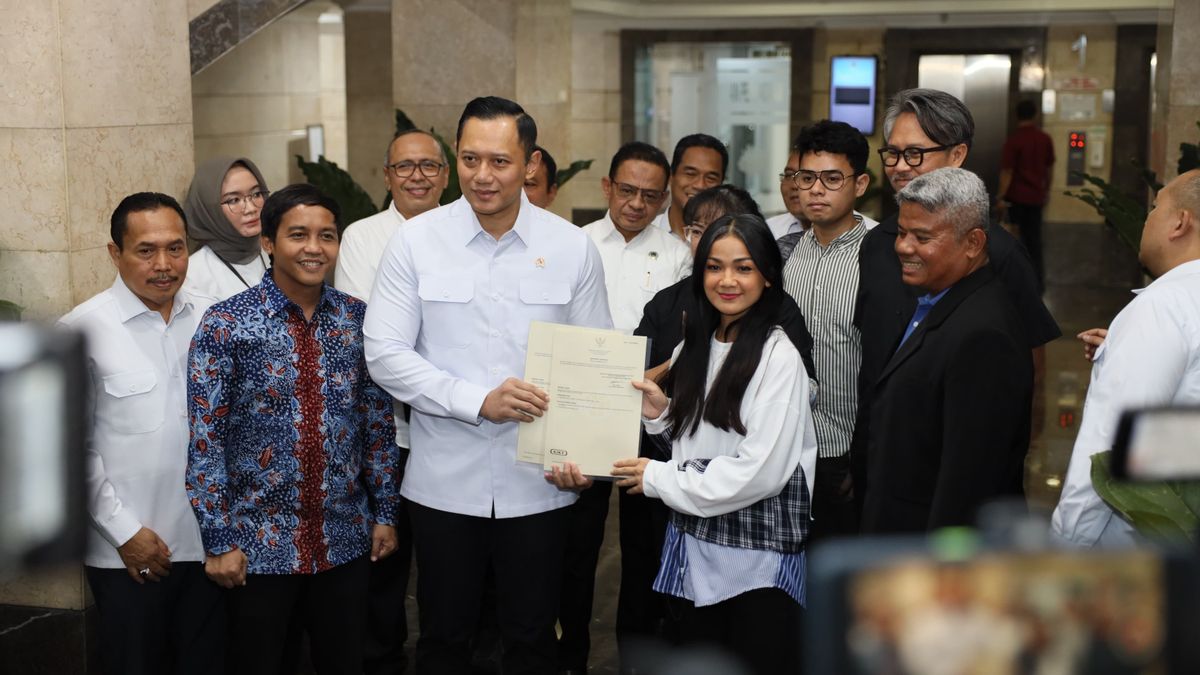 Leave The Certificate To The Artist Nirina Zubir, AHY: We Beat The Land Mafia Seriously