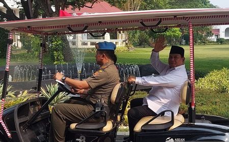 Pakai Peci Hitam Baju Putih, Prabowo Subianto Temui Jokowi di Istana Negara