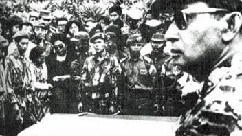 رفع جثث ضحايا PKI G30S في لوبانغ بوايا في تاريخ اليوم ، 4 أكتوبر 1965