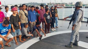 Kejar-kejaran di Perairan Batam, Kapal Angkut 30 PMI Ilegal Menuju Malaysia Diamankan Bakamla