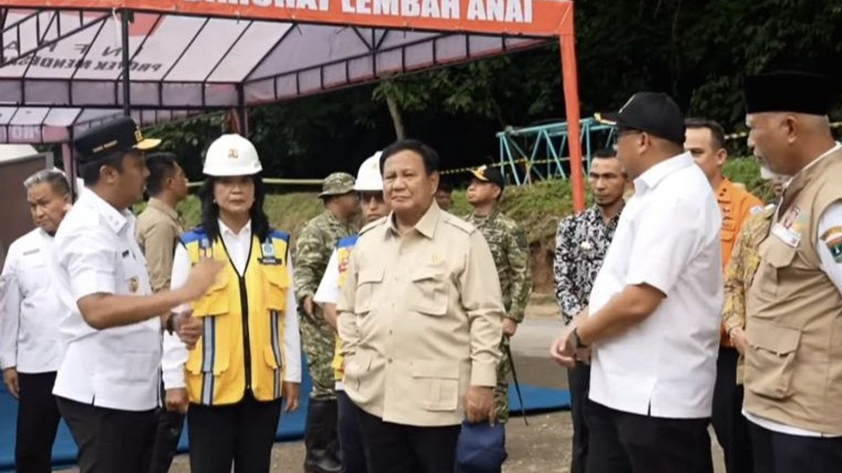 Prabowo Cek Pemulihan Jalur Darat di Lembah Anai, Semangati Para Pekerja