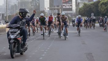 Après Tout, Conformément à La Législation, Les Cyclistes Doivent être Sur La Voie De Gauche