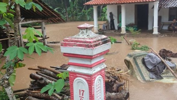 大雨はパシタンジャティムで洪水を引き起こす