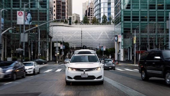 Waymo يدعي الآلاف من الناس لا يزالون ينتظرون خدمة سيارات الأجرة المستقلة