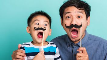 Menurut Penelitian, Orang Tua Humoris Lebih Positif dalam Menjalankan Pola Pengasuhan Anak-anaknya