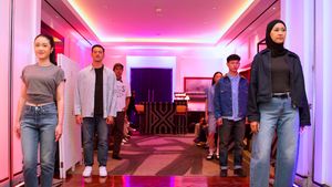 Tren Denim Longgar Kembali Digemari di 2025