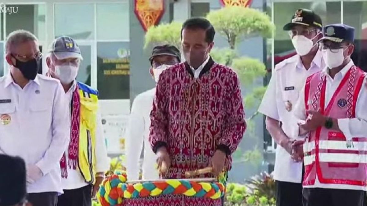 Resmikan Bandara Tebelian di Sintang, Jokowi: Bandara Ini Sangat Penting