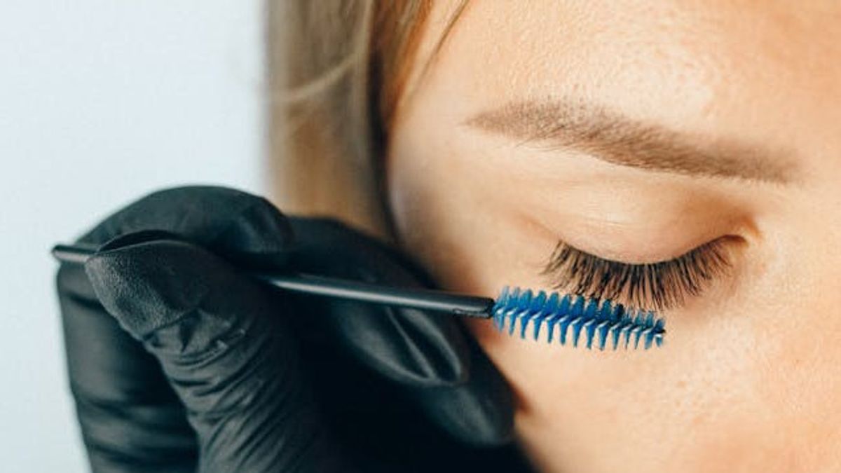 How To Grow Eyelashes Naturally, You Can Use Santan Or Crocodile Tongue