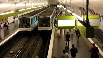 إضراب العمال يشل شبكة مترو باريس وتعطل رحلات الملايين من الركاب 