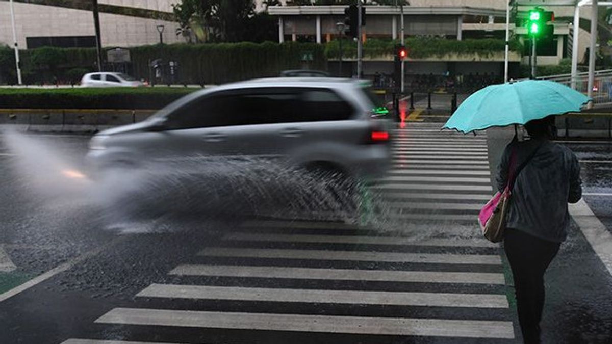 pluie quelque temps, rue Pinang Ranti 2 Jaktim frappé par des inondations de 30 Cm