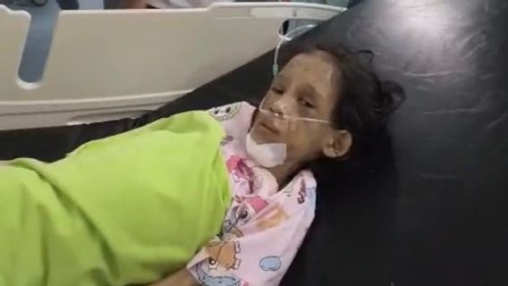مروة خيرونيسا، طفل يبلغ من العمر 7 سنوات، عثر على ضحية عنف تركه في جاكرتا