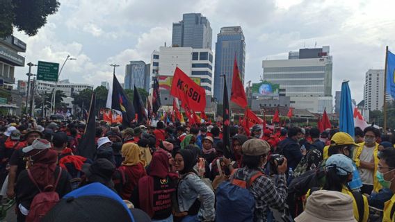 The Mass Of Workers At Tugu Tani Moves To The Horse Statue