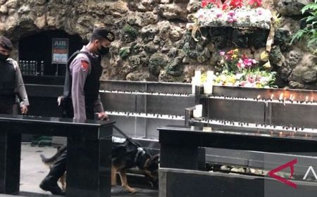 Anjing Pelacak Periksa Setiap Sudut Ruangan di Dalam Gereja Katedral