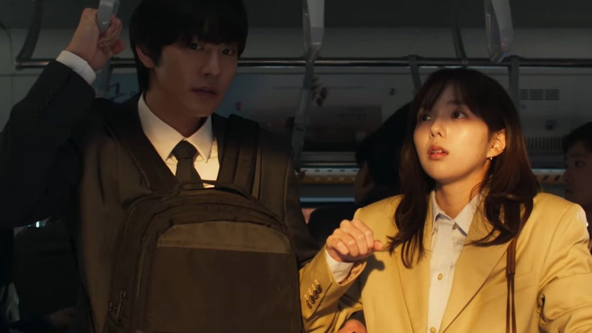Ahn Hyo Seop 生活在幻想世界中, 在 全民研究阅读者 电影的第一部预告片 中