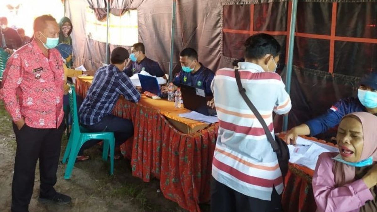 ウジュンパンダランコタワリニンビーチへの何百人もの訪問者が予防接種を受ける