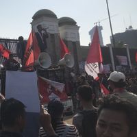 Mahasiswa Demo di Depan Gedung DPR, Minta Anggota Dewan Pulang ke Tanah Air