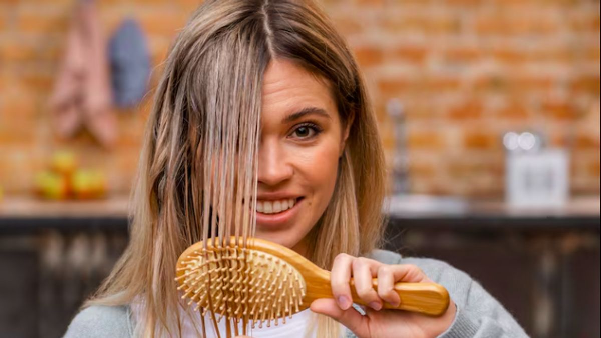 Expert Reveals the Impact of Rarely Washing Combs for Hair and Scalp