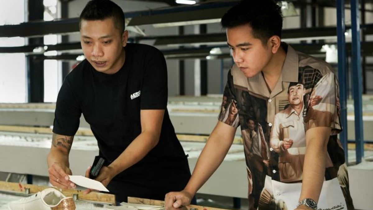 Gandeng UMKM, Gibran Bakal Luncurkan Sepatu Berdesain Batik