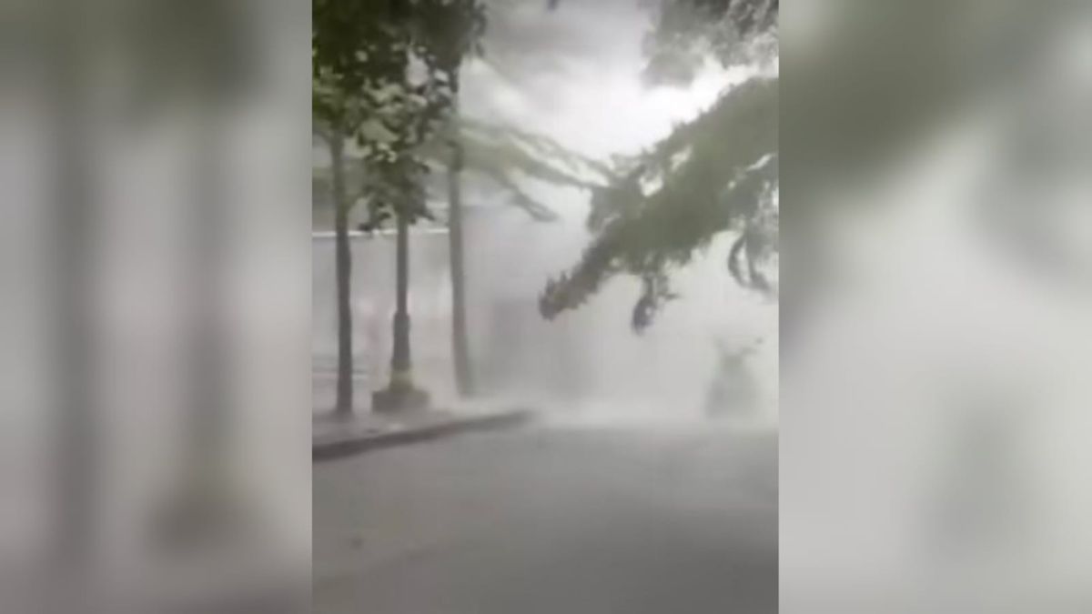 Heboh Video Hujan Turun Seperti Air Terjun, Begini Penjelasan BMKG