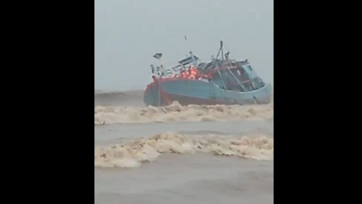 Fishing Boat Ran Aground On Neyama Beach Tulungagung Due To Storm