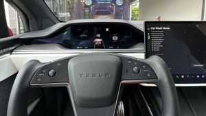 NHTSA Menutup Investigasi Terhadap Tesla terkait Fitur Permainan di Layar Sentuh