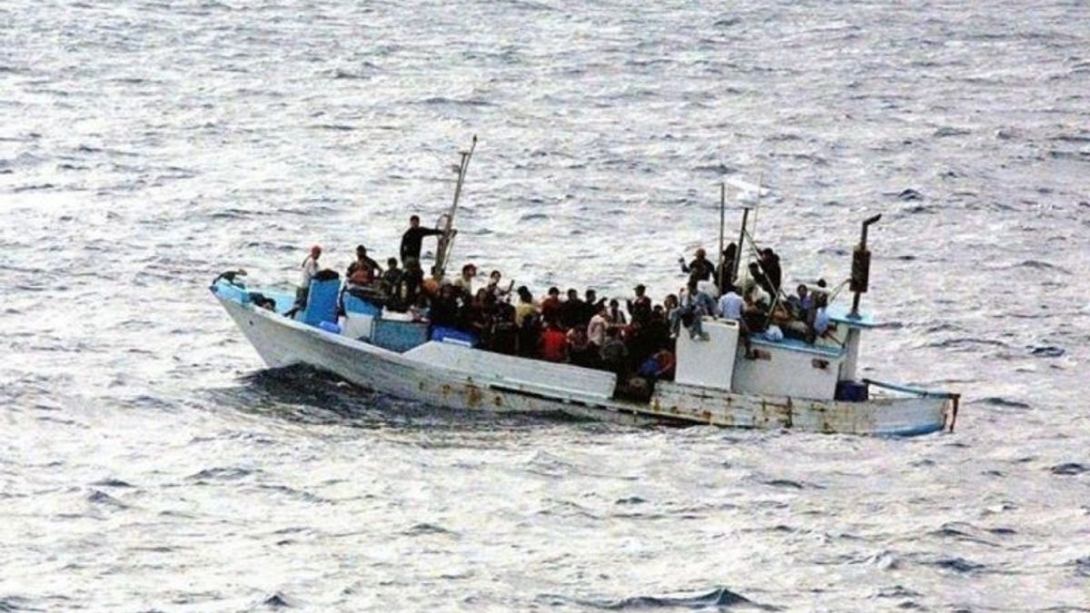 イタリアは地中海で261人の不法移民を救ったNGOのオーシャンバイキング船を一時停止