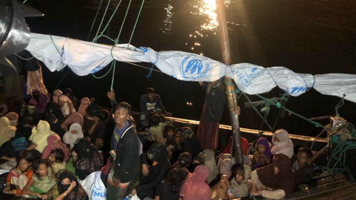 120 Warga Etnis Rohingya yang Berjejalan di Satu Perahu Dievakuasi ke Daratan Aceh
