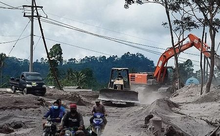 Awan Panas Gunung Semeru yang Tutup Rumah Warga Mulai Dibersihkan