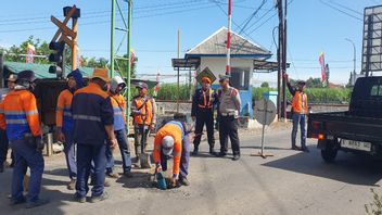 Tekan Risiko Kecelakaan Saat Mudik Lebaran 2026, KAI Daop 7 Lakukan Penyempitan Perlintasan Sebidang