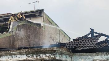 ODGJ Main Api di Dalam Rumah Sampai Bikin Panik Tetangga, Warga: Orang Stres <i>Mah</i> Bebas