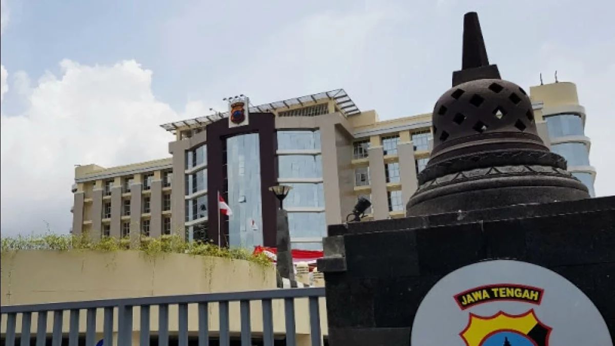 ホーゲン将軍記念碑は、中央ジャワ地域警察の発足時にペカロンガンに設立されます
