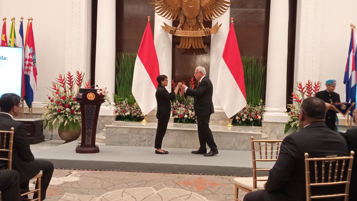 Le ministre des Affaires étrangères retno reçoit l'Ordre du Merit de l'État palestinien, le ministre des Affaires étrangères Maliki : De nombreuses années d'engagement