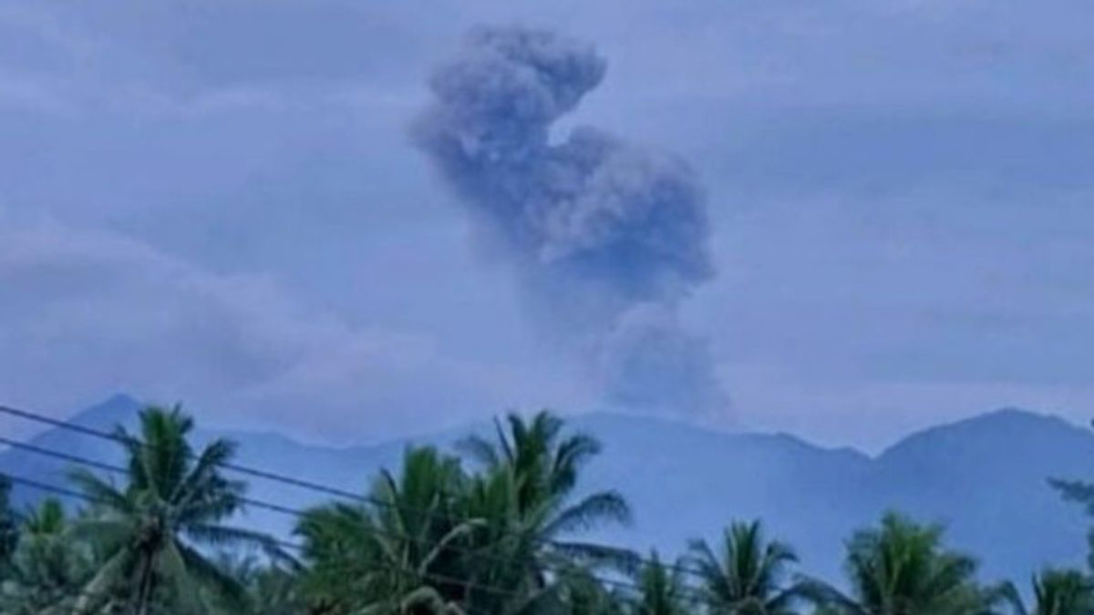Dukono est une éruption énorme ce matin, Abu Tebal Kepung Langit Halmahera