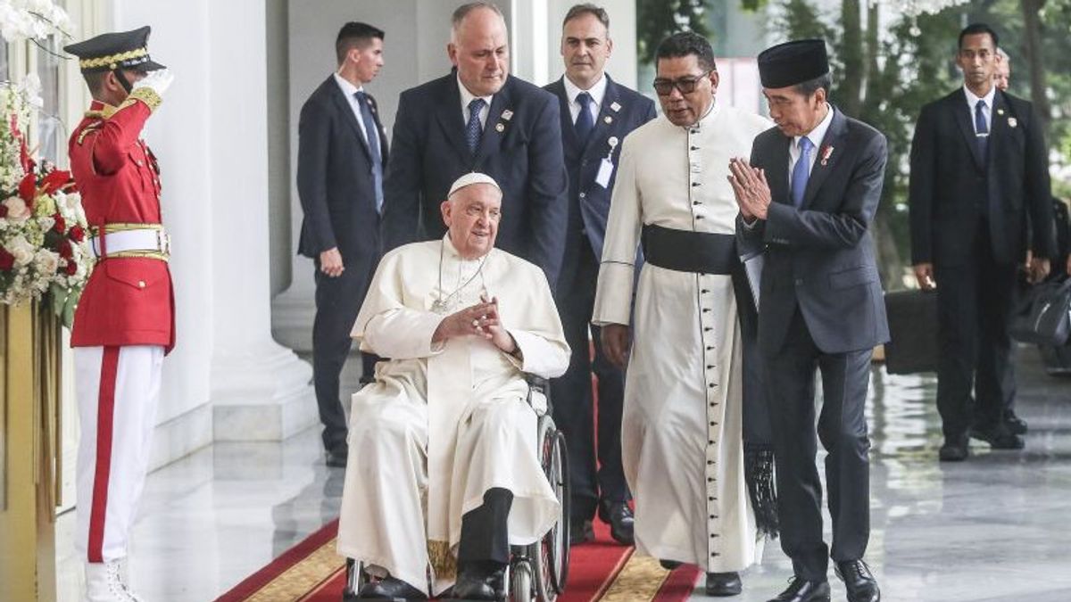 Wearing Batik, President Jokowi Arrives At The GBK Intermediate Stadium To Meet Pope Francis