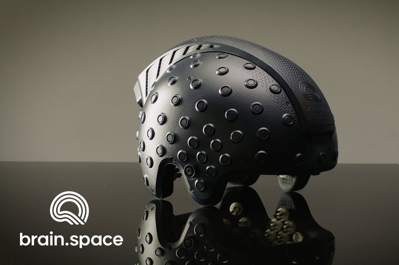 Brain.Space 宇宙で特別なヘルメットで人間の脳の活動をテストします