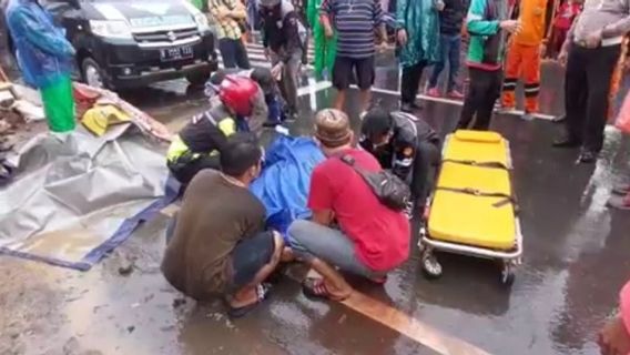 Pulang Mengajar, Guru Perempuan Tewas Terlindas Ban Truk di Pondok Bambu, Warga Sebut Jalan Licin Usai Hujan dan Banyak Ceceran Tanah Galian