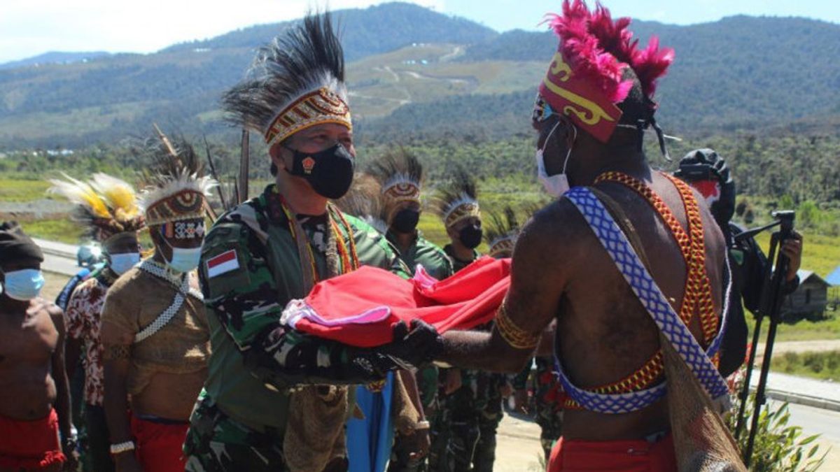 7 Kepala Suku di Papua Barat Dapat Bendera Merah Putih dari Pangdam: Kami Tetap NKRI