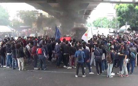 Ratusan Mahasiswa Demo di Pasar Rebo Tolak Omibus Law