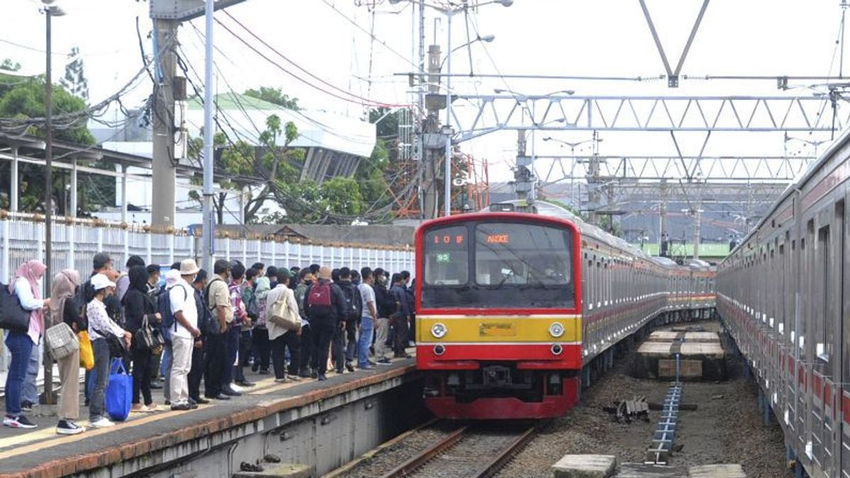 Having Fun Chatting, 12-Year-Old Boy Hit By KRL Passing Serpong Station Dies