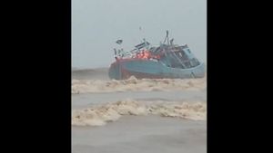 Kapal Ikan Kandas di Pantai Neyama Tulungagung Akibat Badai