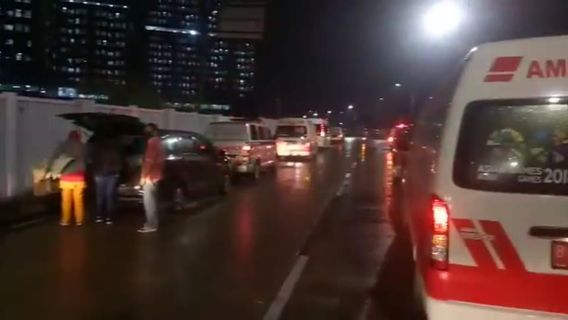 Un Citoyen Télécharge Une Vidéo D'une Ambulance En File D'attente à L'hôpital D'urgence De Wisma Atlet Kemayoran