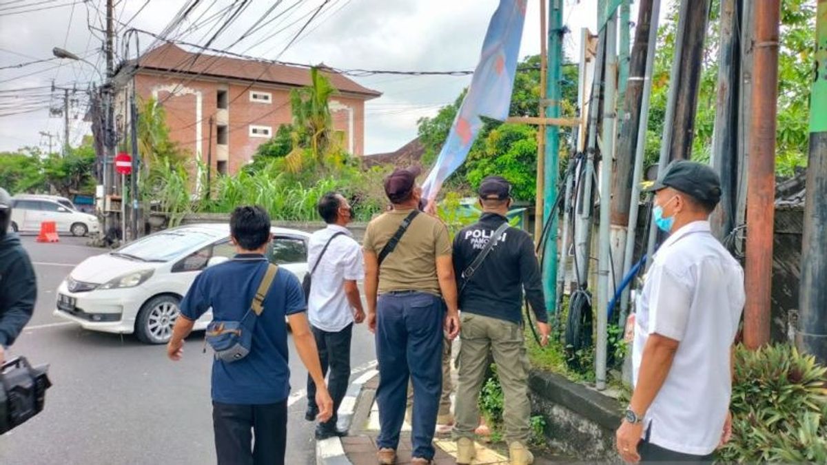 Denpasar Satpol PP Orders Illegal Billboards And Banners