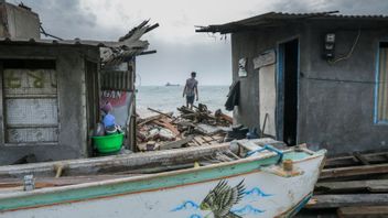عشرات المنازل الساحلية في أمبينان ماتارام المتضررة من تأثير التآكل