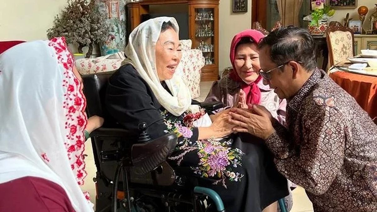 Mahfud MD Silaturahmi ke Rumah Istri Gus Dur, Dihidangkan Opor Sembari Bahas Situasi Politik Terkini