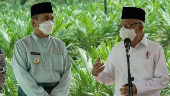 Together With 100 Santri, Vice President Plants Superior Oil Palm Sprouts In Riau