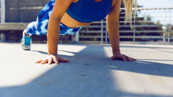 Cara Melatih Otot Lengan tanpa Barbel, Tak Harus Fitnes ke Gym Setiap Hari