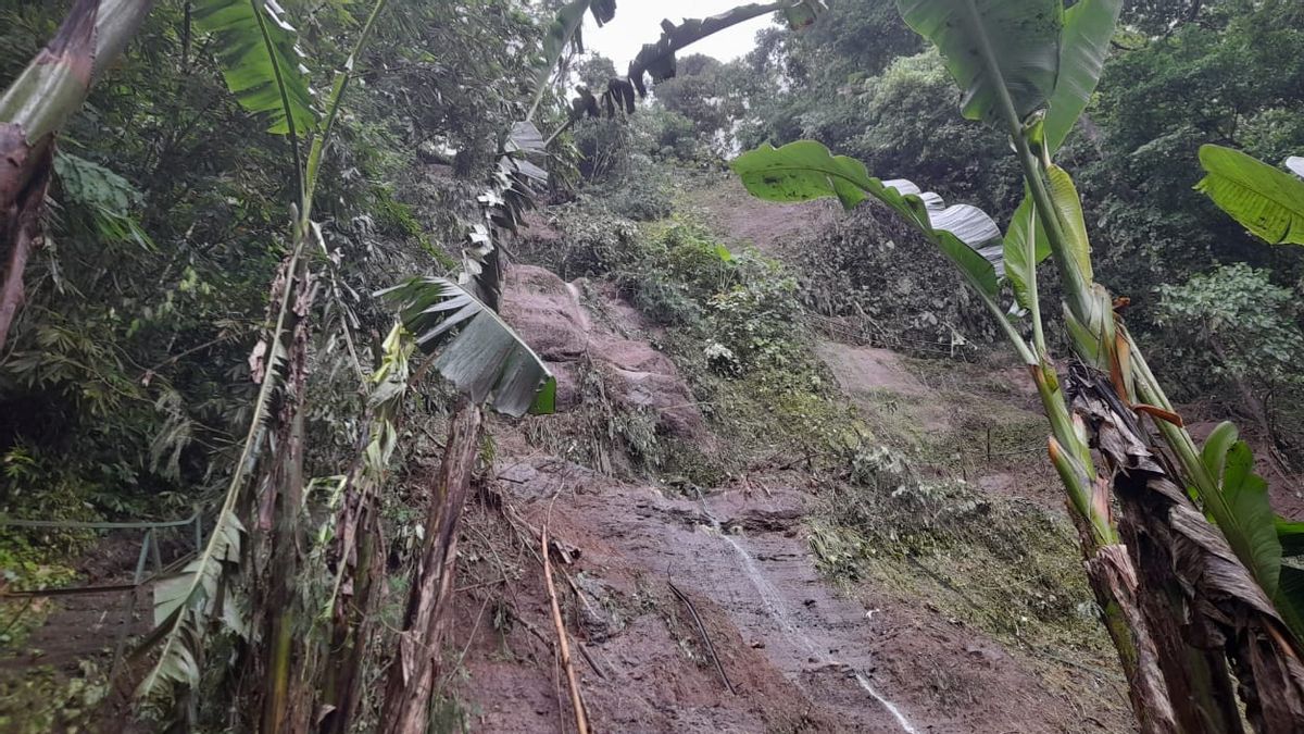  Un Groupe De Touristes En Rafting Enterré Par Un Glissement De Terrain Dans La Rivière Ayung Gianyar, 2 Personnes Tuées