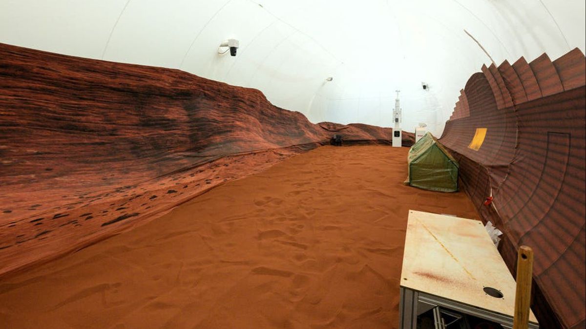 NASA Begins Locking Four People On Fake Mars For A Year