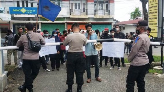 Geruduk Polres Aceh Barat, Mahasiswa Tuntut Penyelesaian Kasus Pemerkosaan Anak dan Oknum Polisi Nakal 